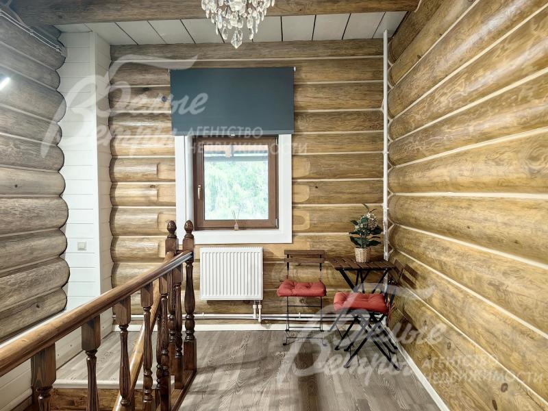 Лестница шириной 90 см из массива сосны с деревянными перилами.