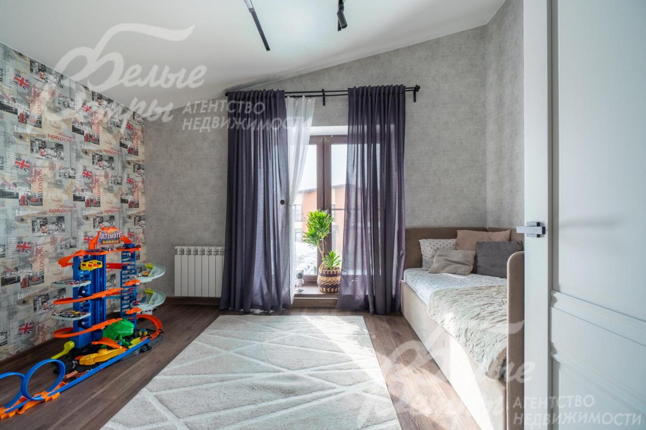 Спальня на втором этаже с большим окном