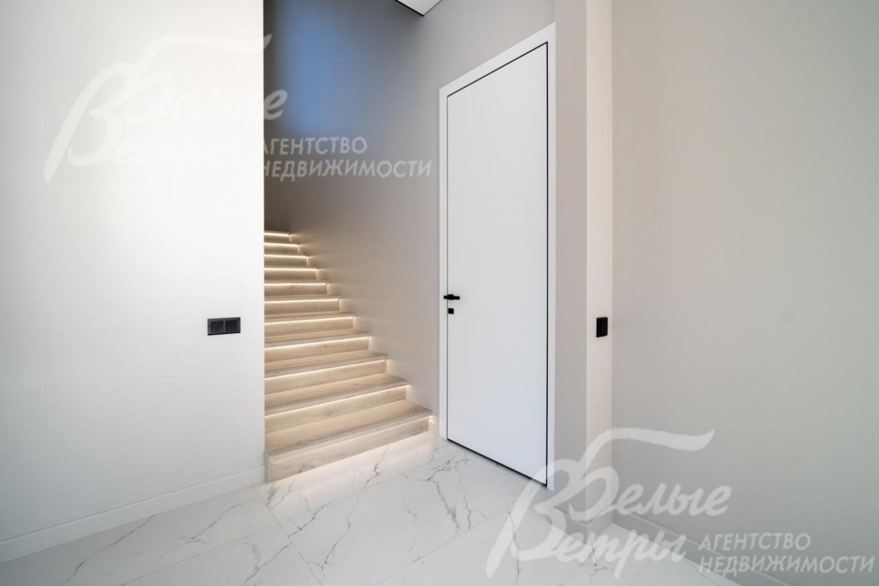 Лестница монолитная, широкая, отделана керамогранитом (цельные ступени), с подсветкой