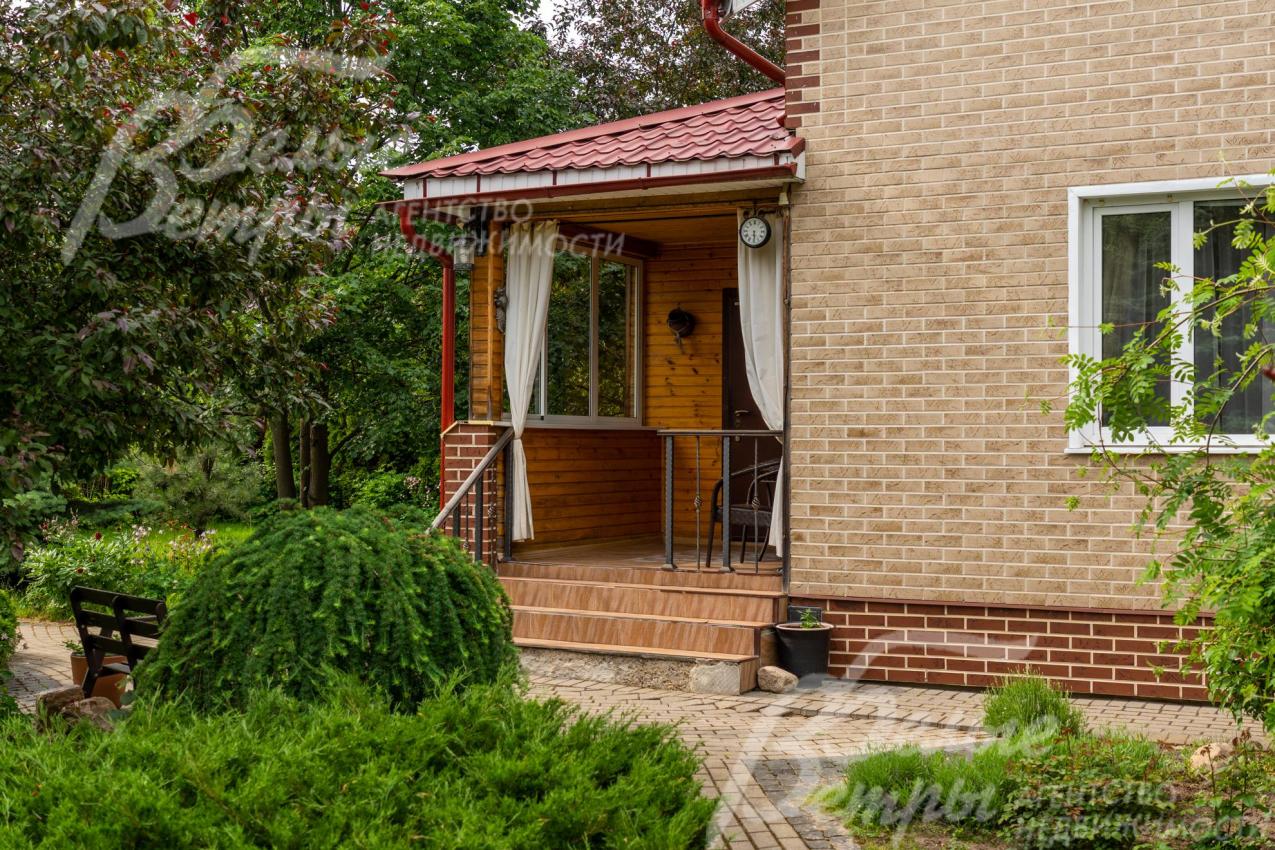 Вход в дом - через уютное крытое крыльцо