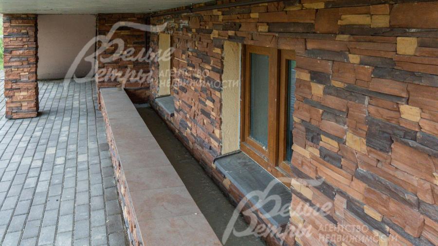 Цокольный этаж с окнами