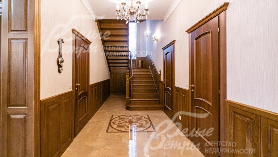 На стенах панели из массива дерева