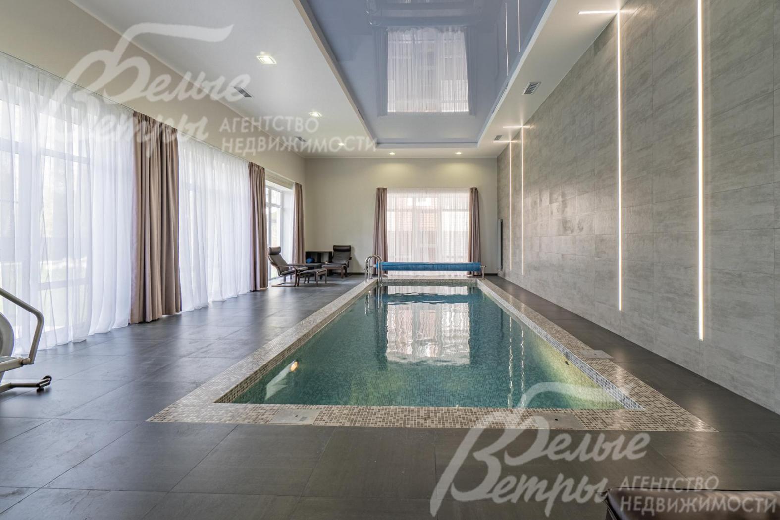 Бассейн скиммерный размерами 8х3 м, глубиной 1-1.7 м