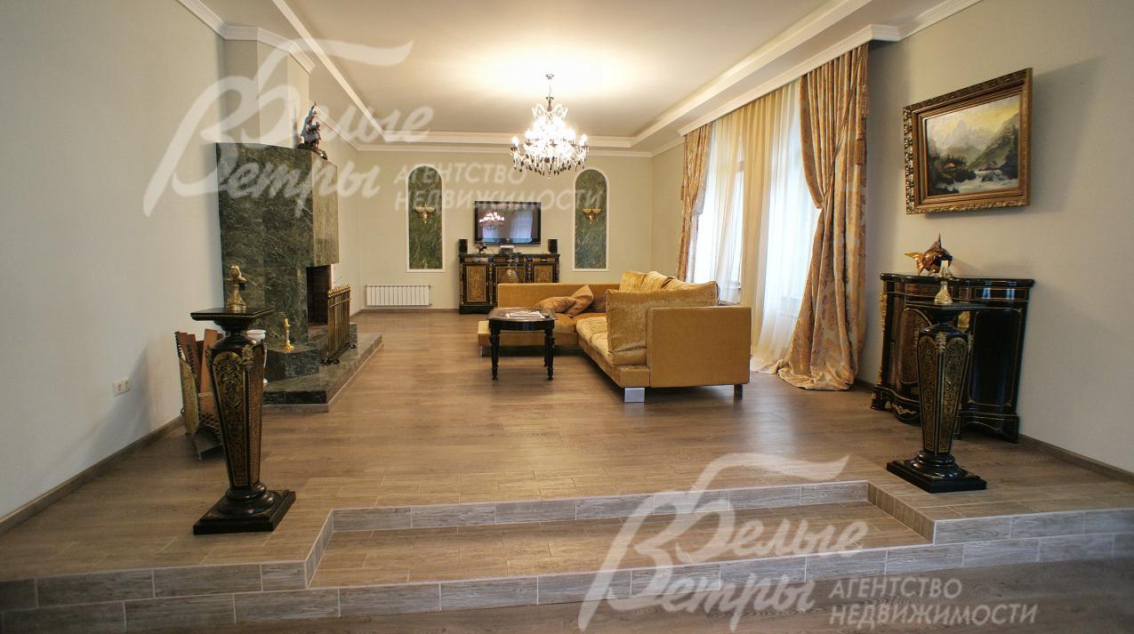 Стометровый зал-гостиная для приятных разговоров у камина в шикарной обстановке