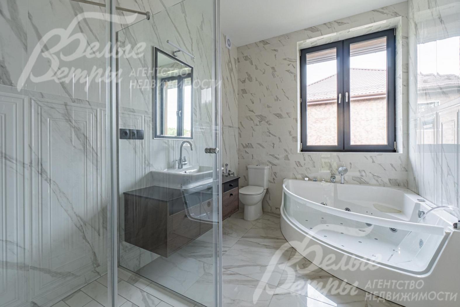 Санузел с ванной и душевой на втором этаже