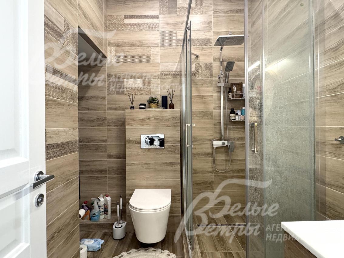 В санузлах - тёплые полы, установлена сантехника Jacob Delafon и других премиальных брендов