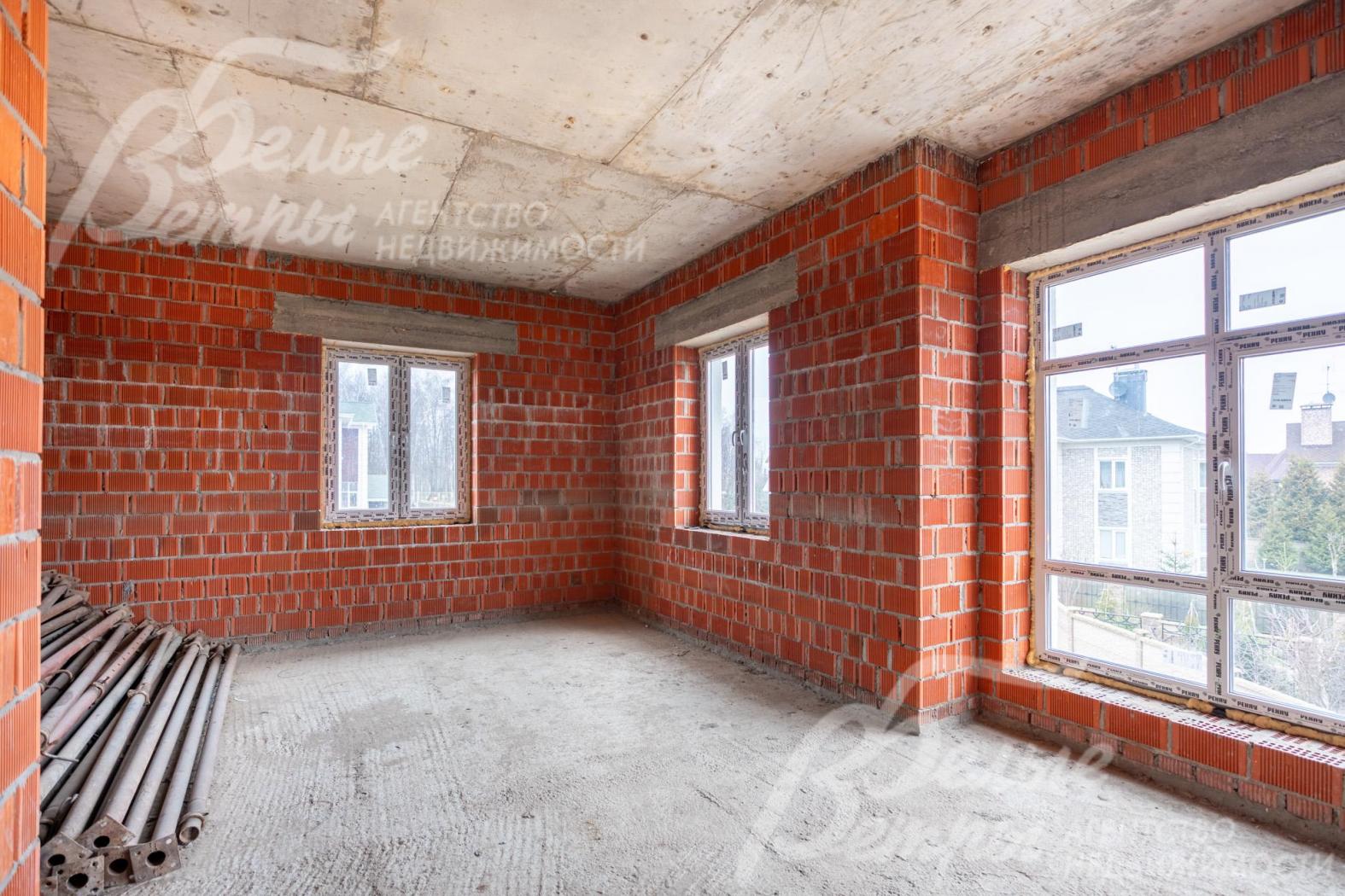 Коммуникации заведены в дом, на участке предусмотрены закладные для инженерных сетей будущих сооружений