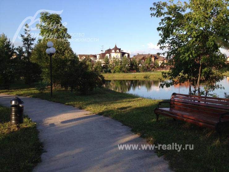 Прогулочная зона возле озера в поселке