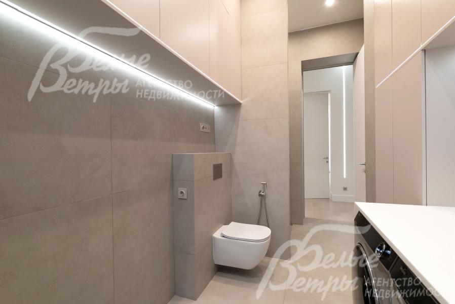 Санузел-постирочная, где можно обустроить удобные места для хранения белья и вещей