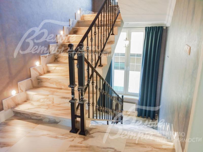 Лестница облицована керамогранитом