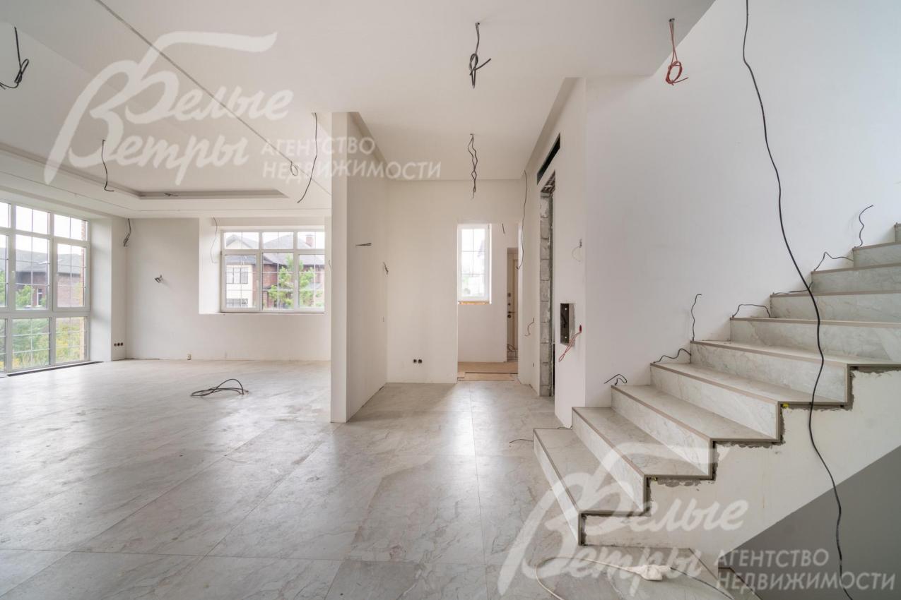 Холл на первом этаже: на полу - керамогранит, потолки из гипсокартона