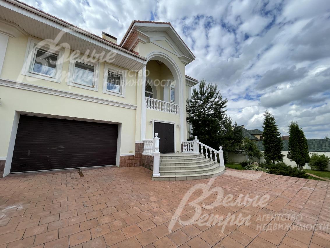 Классические балюстрады ограждают крыльцо, террасы и лоджии