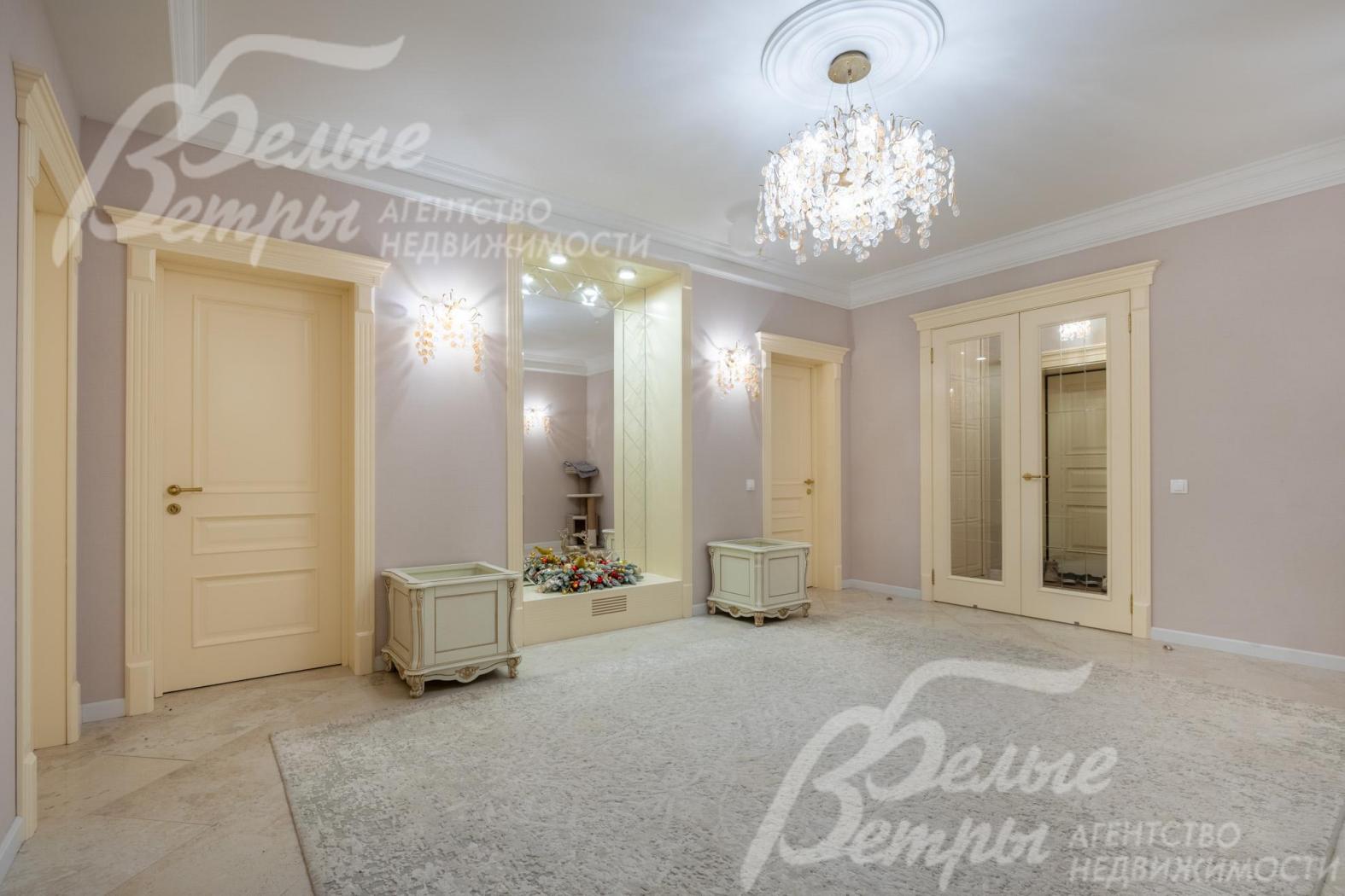 В доме установлены межкомнатные двери из массива ясеня, выполненные на заказ