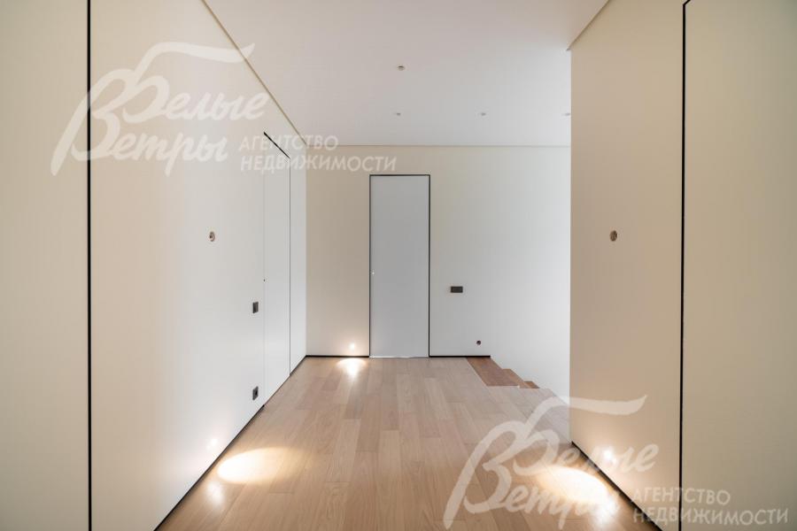 Установлены двери скрытого монтажа в тон стен с чёрной фурнитурой