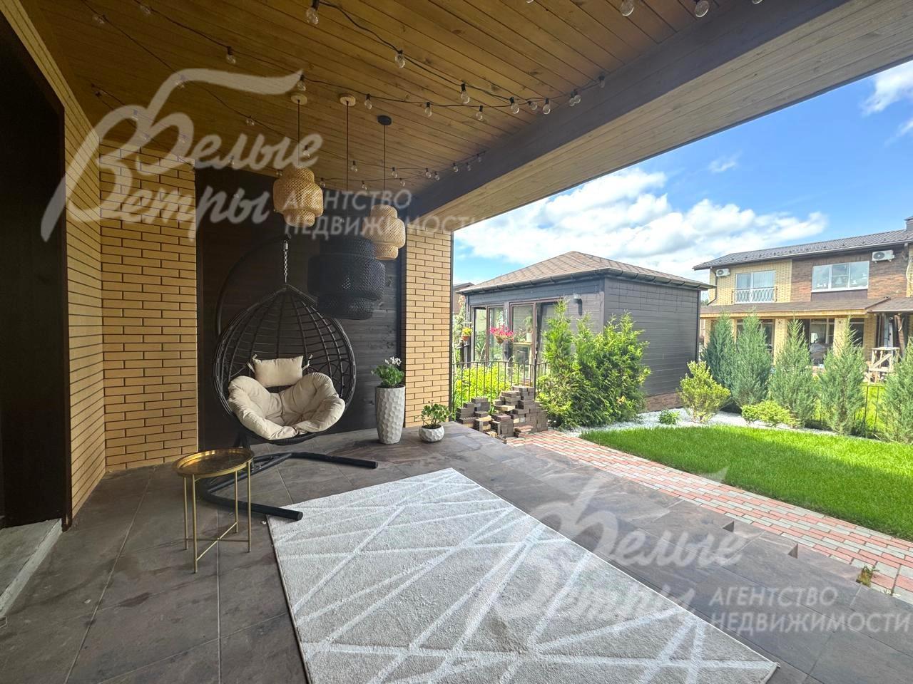 С террасы открывается вид на участок.