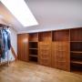 Гардеробная при спальне с системами хранения с солидным внешним видом