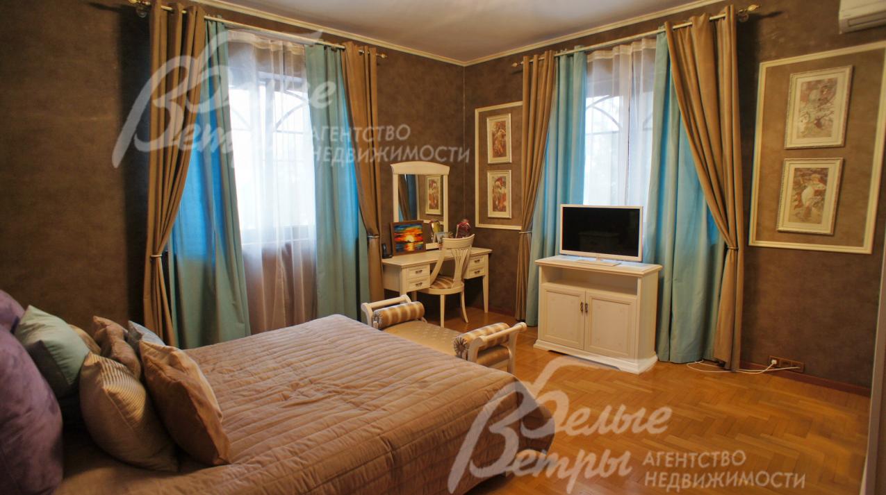 Светлая спальня на 2-м этаже