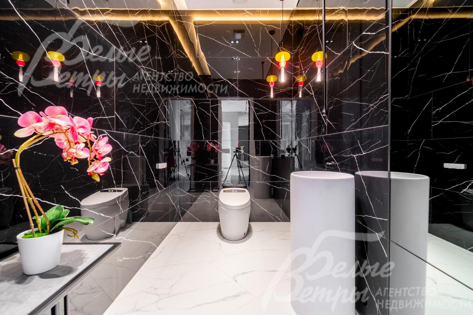 Санузел на первом этаже с "умным" унитазом и дизайнерской раковиной из литьевого мрамора