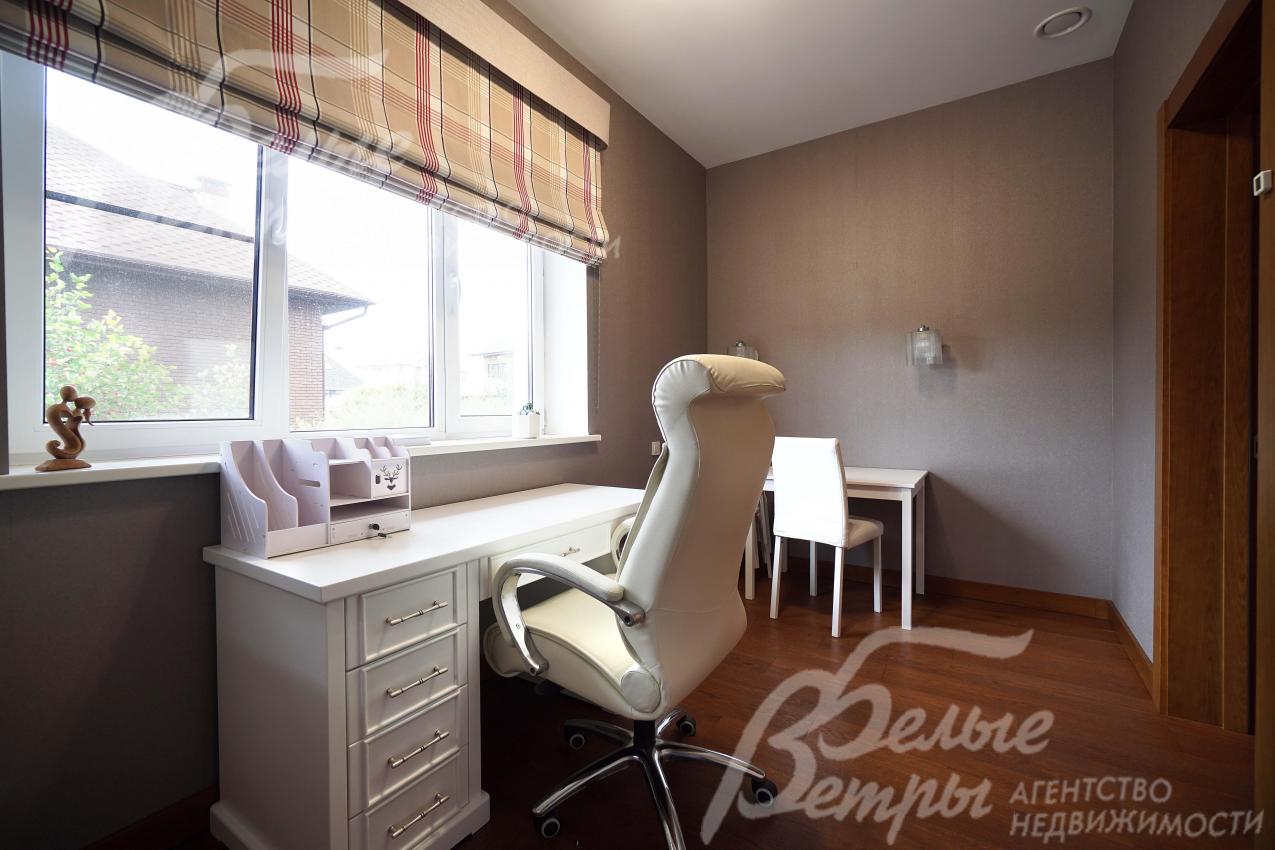 Меблированный кабинет на втором этаже дома