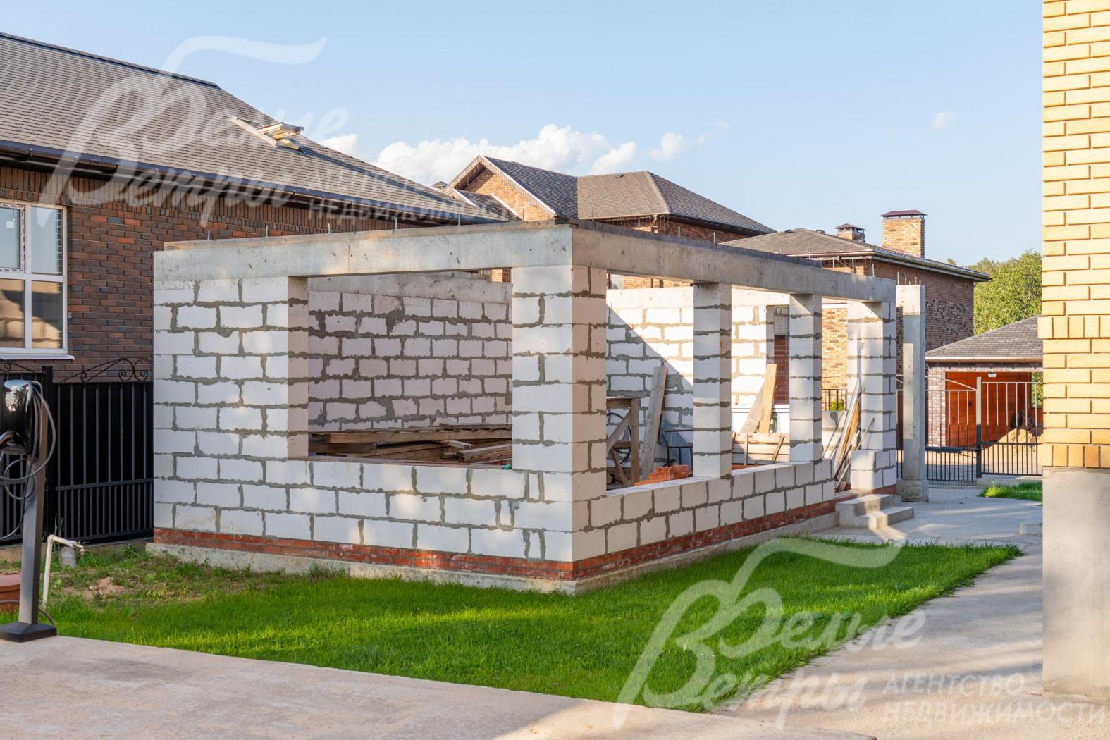 На участке возведён каркас беседки барбекю 4,4×8,4 м из газоблоков 