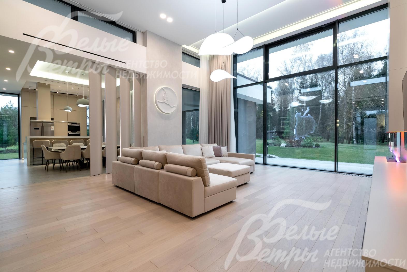 Гостиная - двухсветная, с панорамным окном, укомплектована диванной группой и медиа-тумбой с телевизором