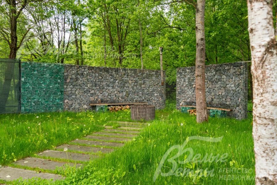 В глубине участка по границе с лесом - уютная зона кострища