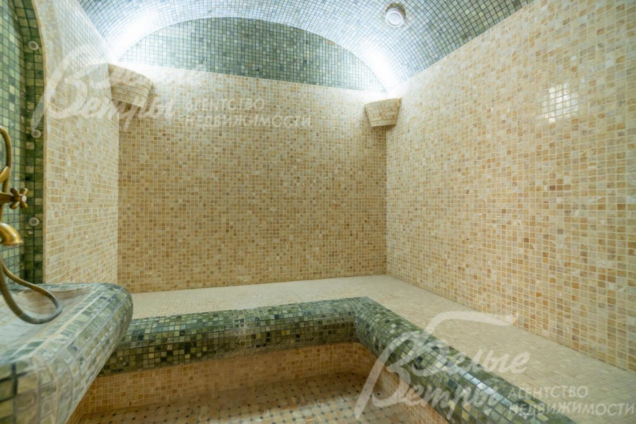 Хамам отделан мозаикой, на полу - травертин