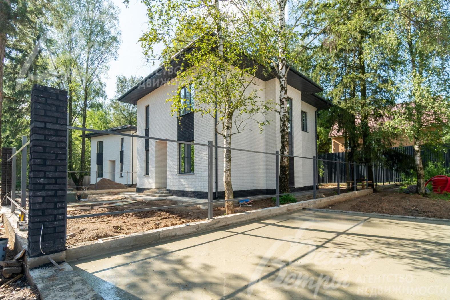 Участок готов к реализации ландшафтного проекта: выровнен, очищен, частично сохранены лесные деревья