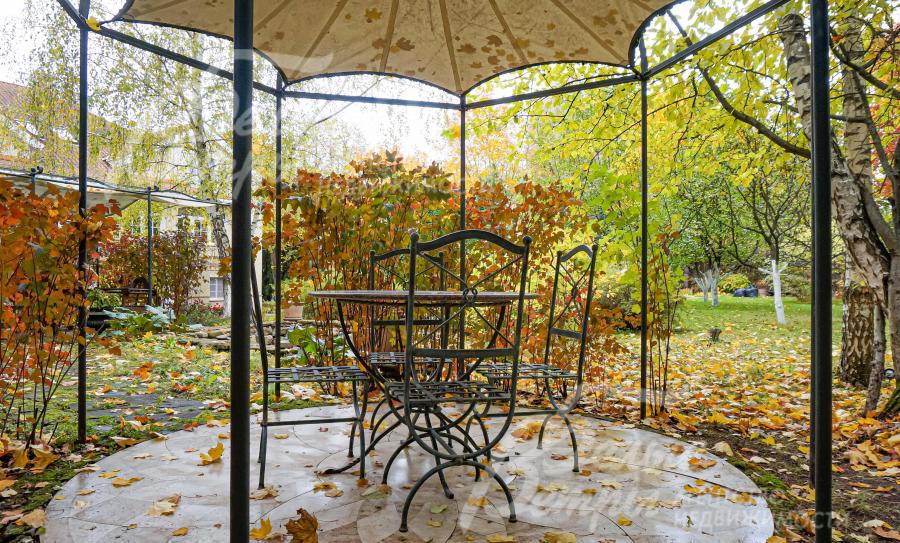 Беседка с кованной садовой мебелью