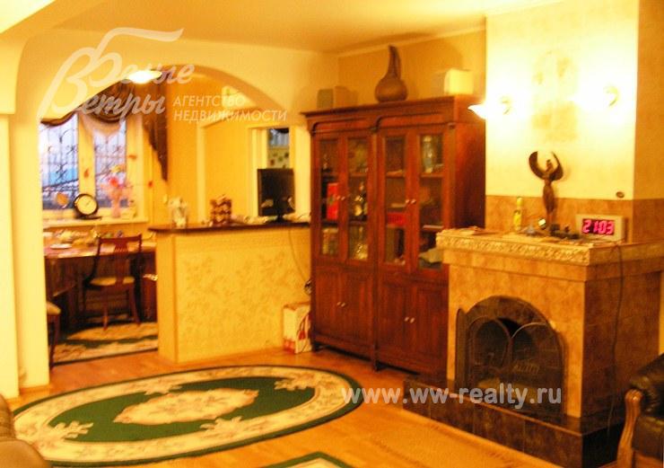 Есть камин.