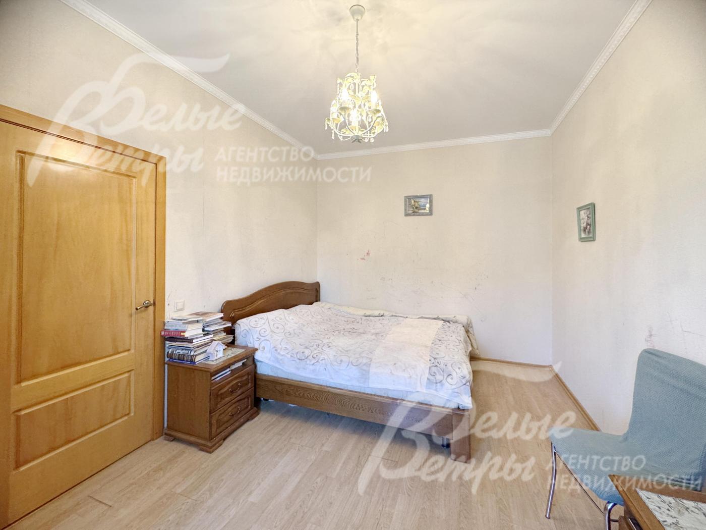 Спальня на первом этаже с большой кроватью