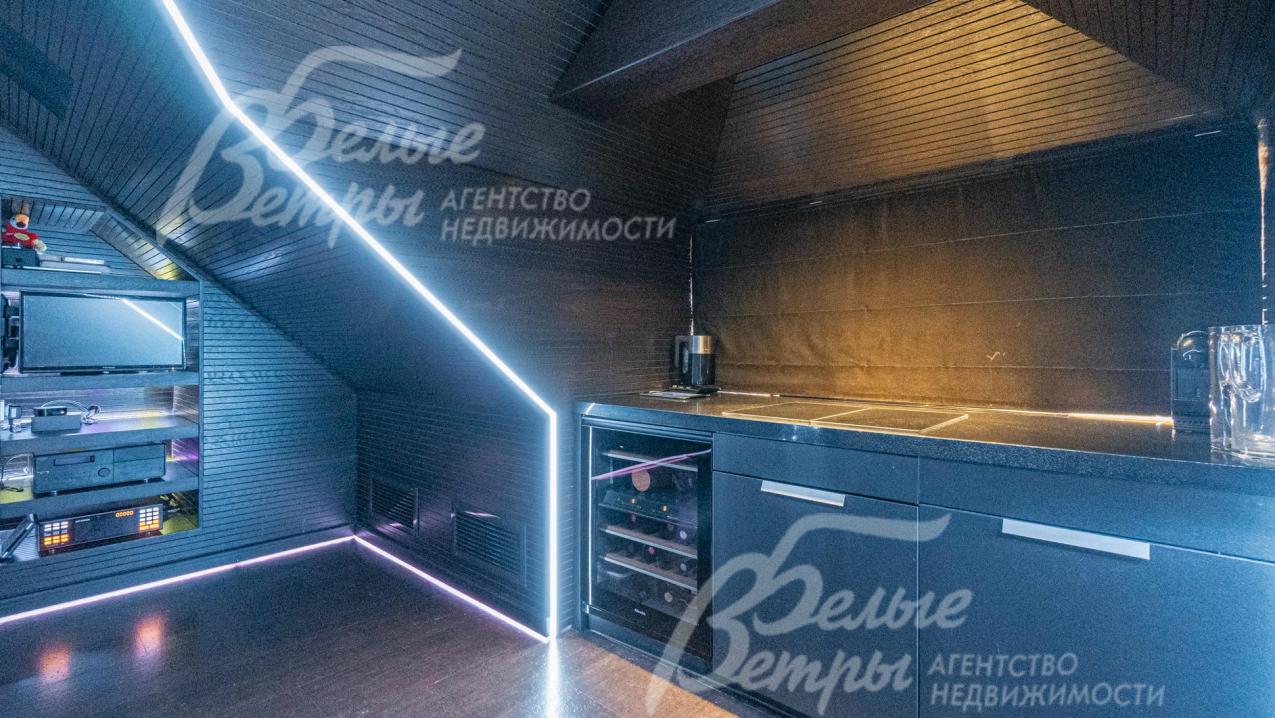 В зоне кинозала установлена мини-кухня Warendorf (Германия) 