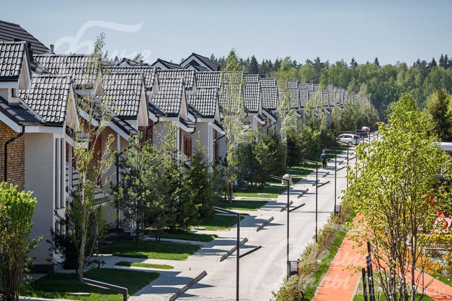 Дома в едином архитектурном стиле в поселке Резиденция Булатово.