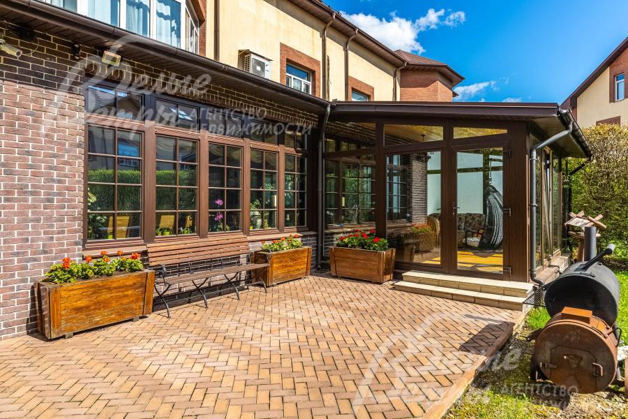 Застекленный зимний сад с выходом на участок с зоной барбекю