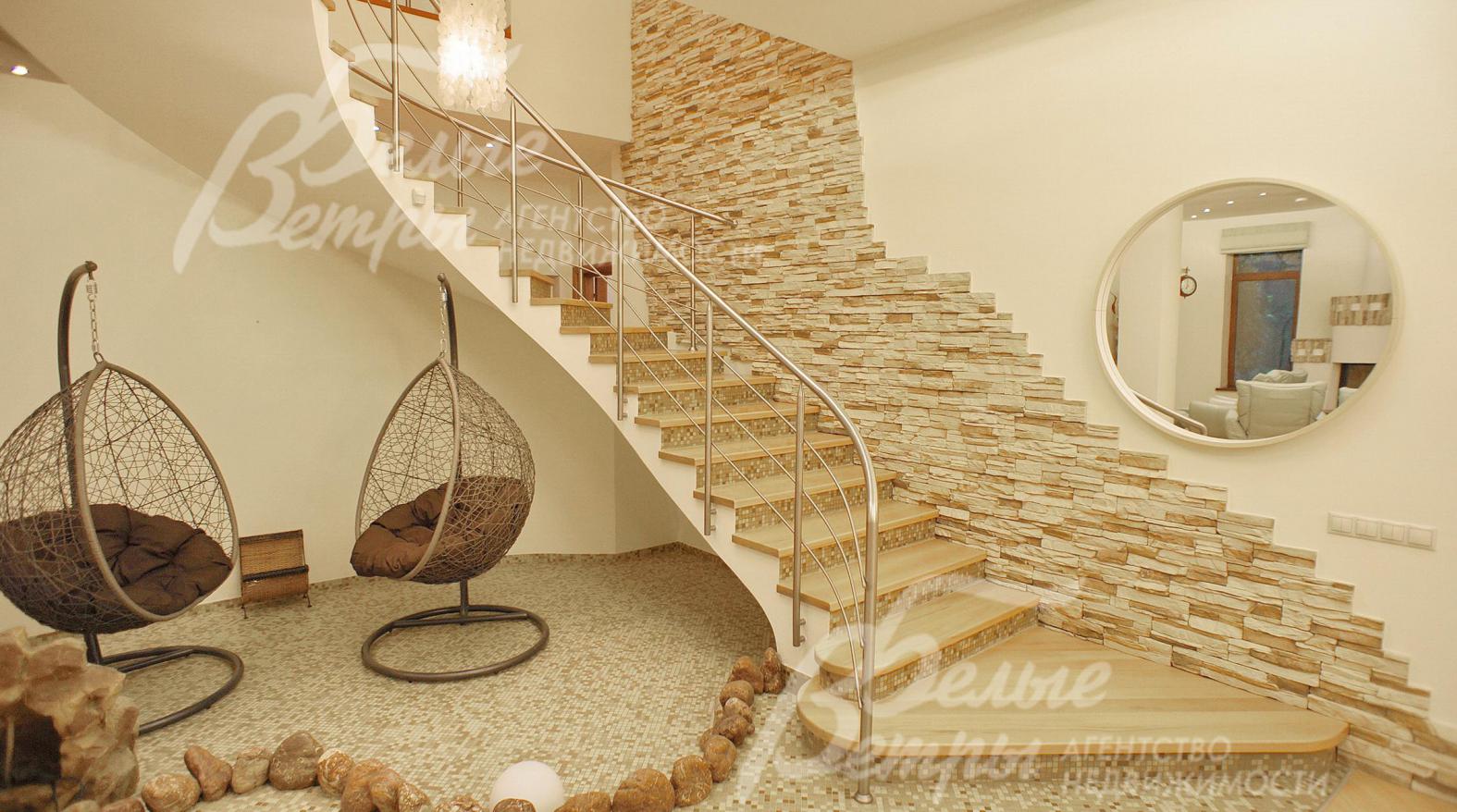 Зона отдыха под лестницей