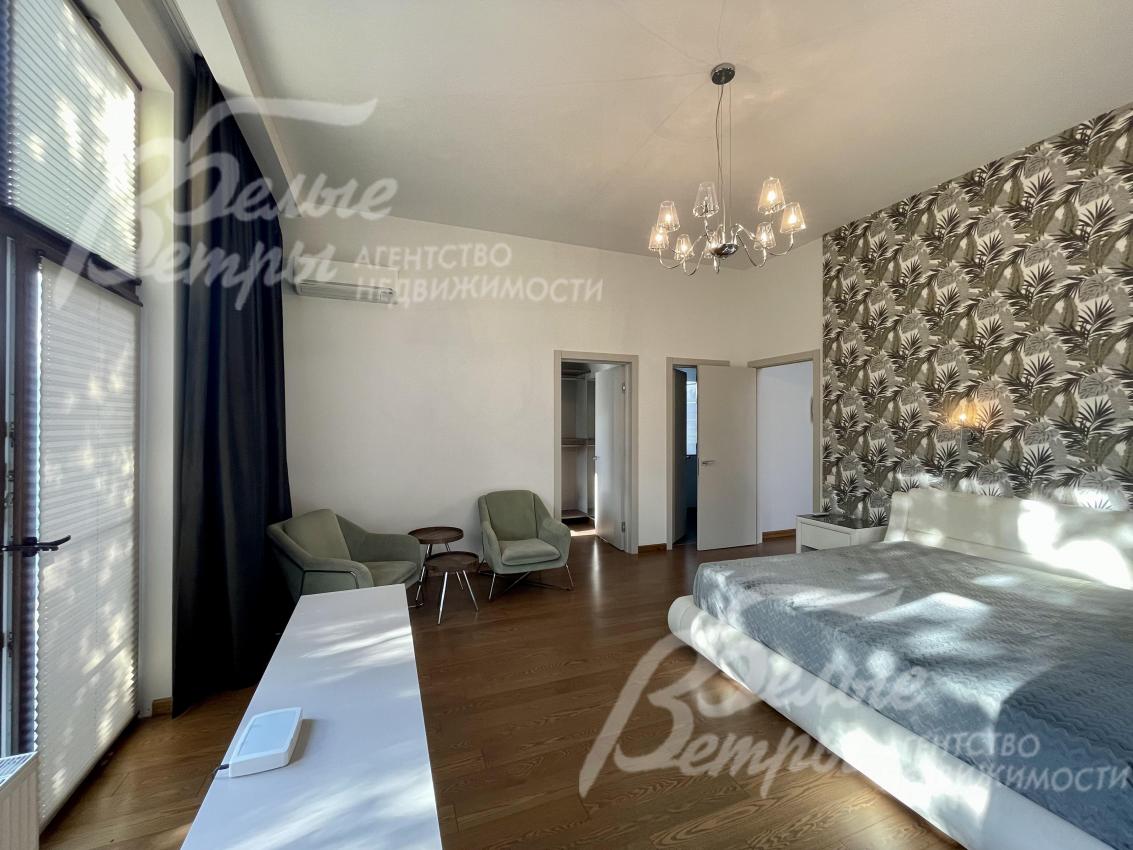 В мастер-спальне есть выход на балкон