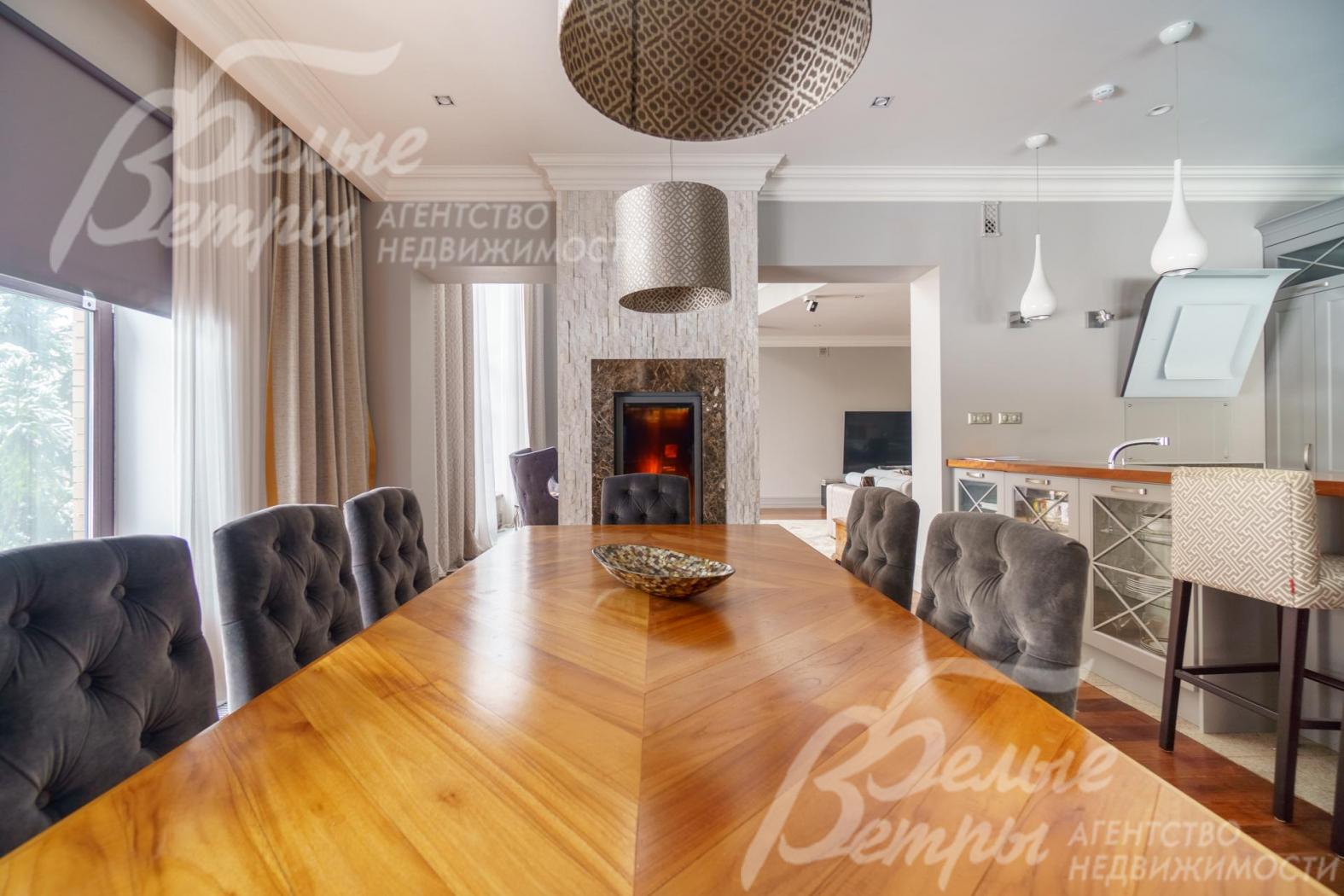 Обеденный стол на 8 персон из тика.