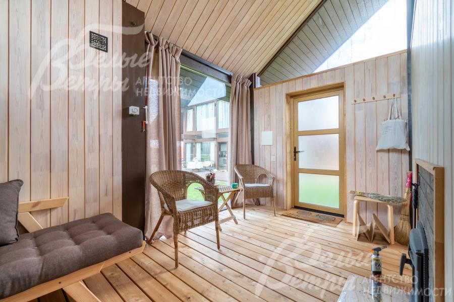 Комната отдыха с панорамным остеклением, заведены вода, канализация, тёплый пол – от котла из дома