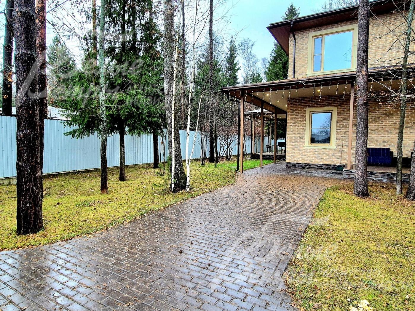 Мощенная парковка на 6 авто