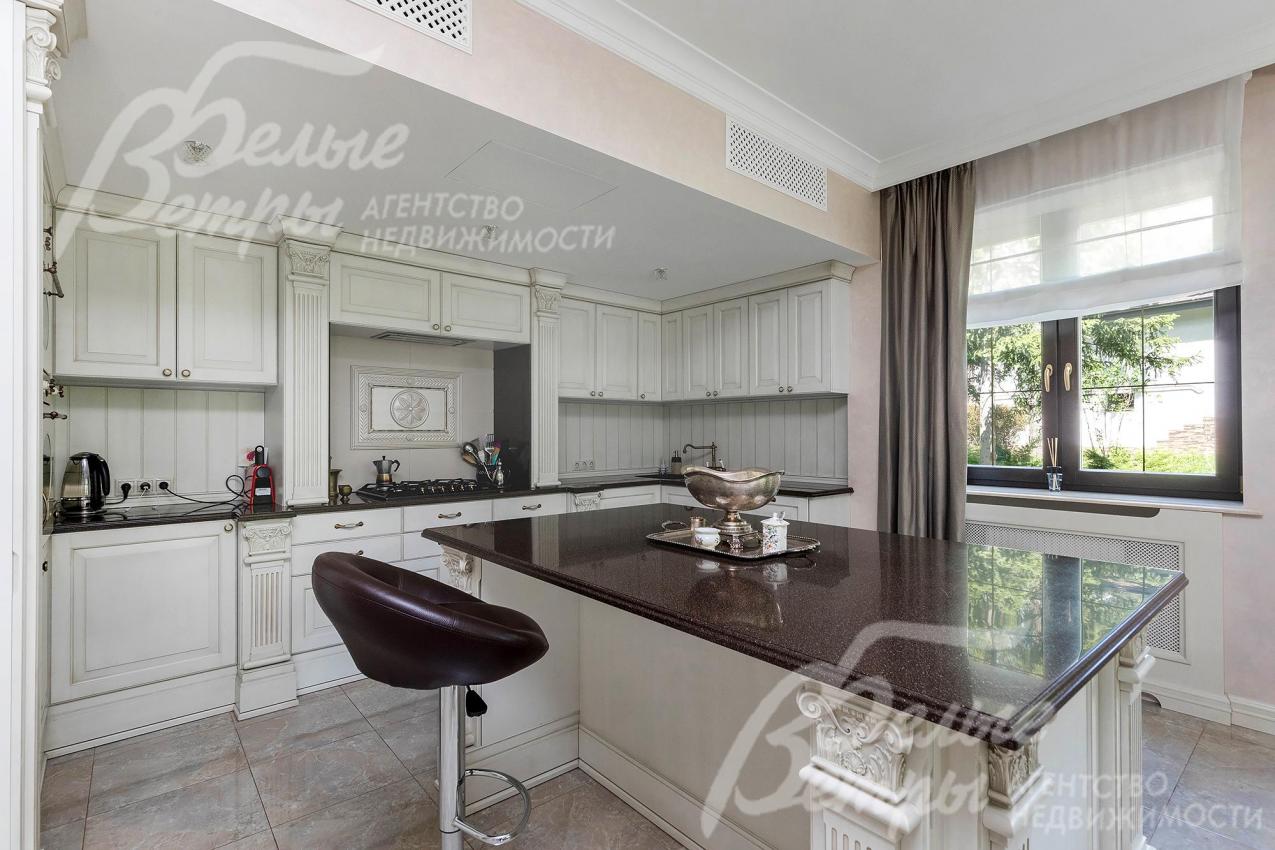 Кухонный гарнитур с фасадами из натурального шпона со столешницей из искусственного камня