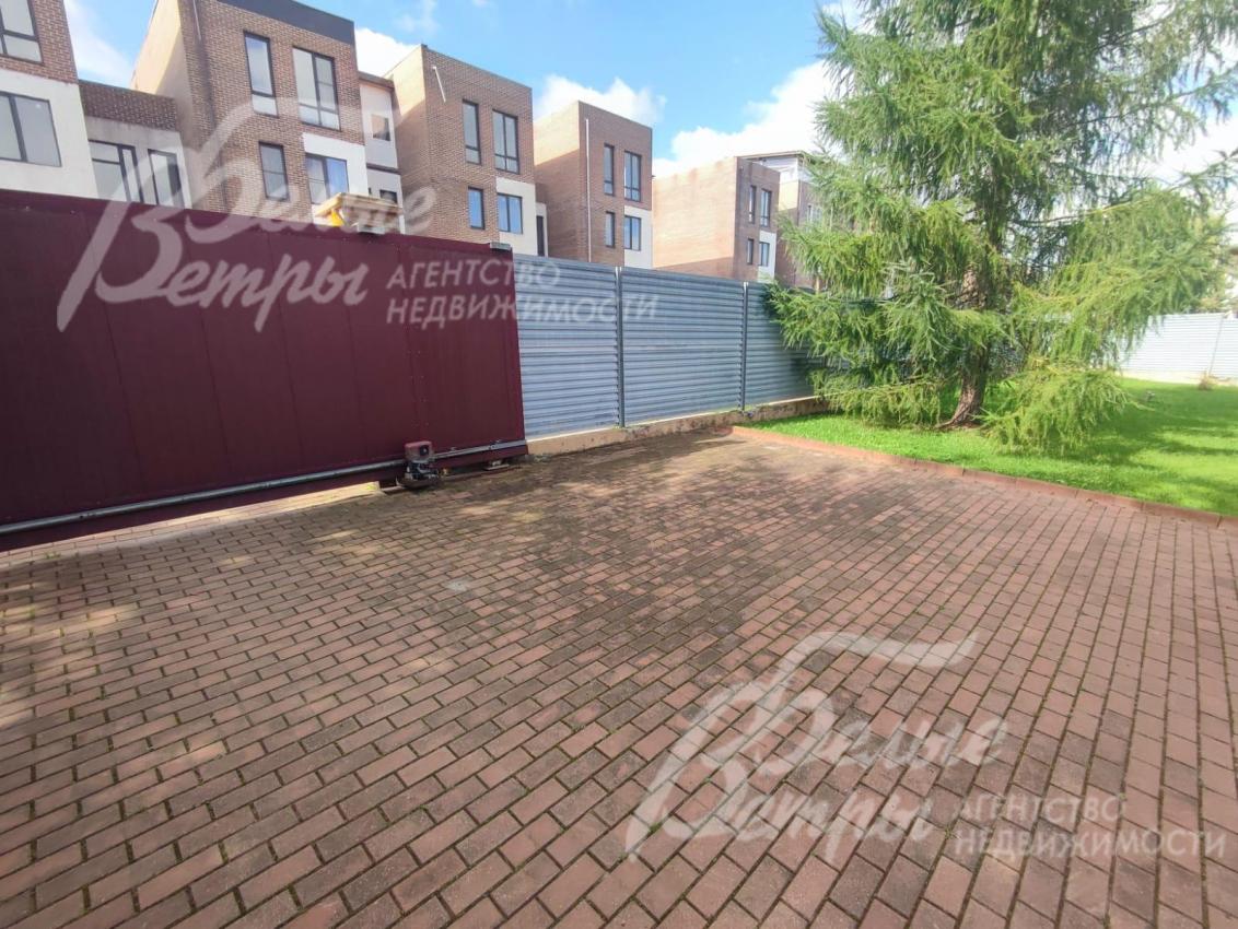 На въезде установлены автоматические откатные ворота, большая парковка вымощена брусчаткой