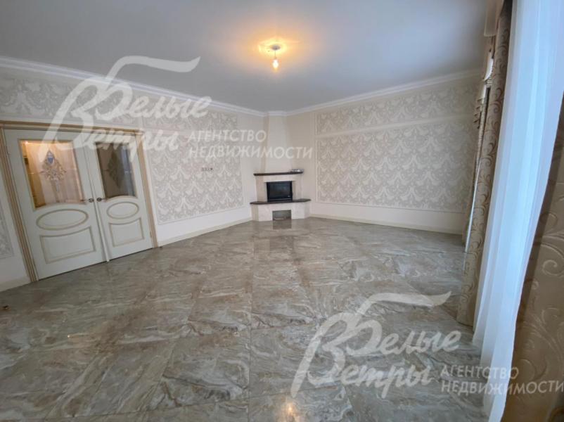 Просторная светлая гостиная с камином