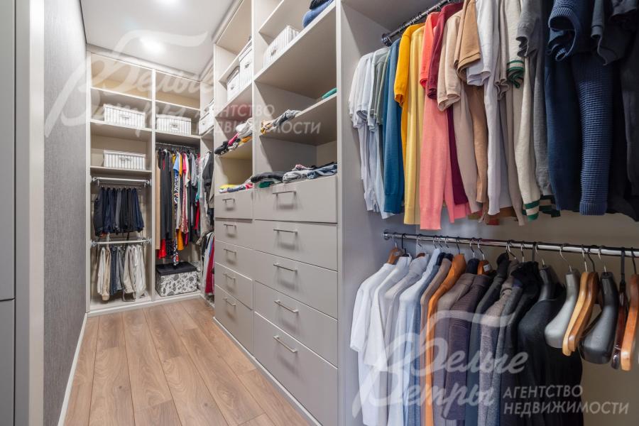 Также в мастер-блоке находится гардеробная  с функциональной системой хранения