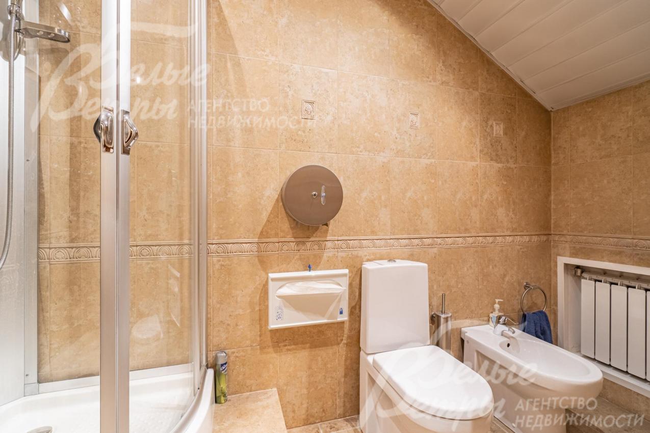 Санузел с душевой кабиной мансардного этажа