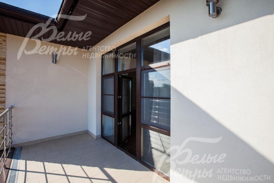 Просторный балкон в спальне с видом на водоем