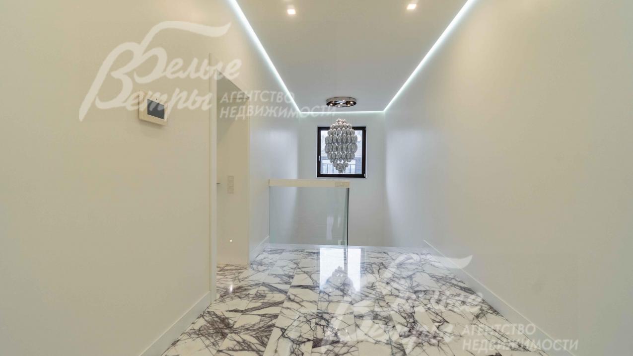 Холл 2-ого этажа 23 кв.м, пол - из мрамора Milas Lilac