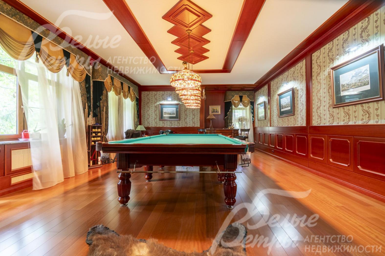 В бильярдной - стол для русской пирамиды 12 футов