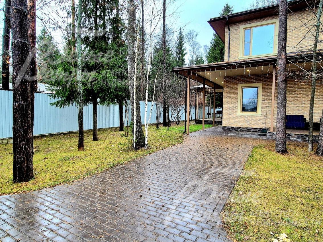 Мощенная парковка на 6 авто