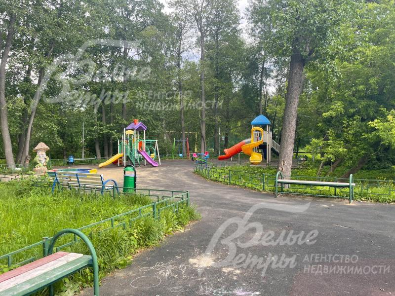 Детская игровая площадка в поселке.