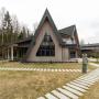 Дом построен по авторскому архитектурному проекту, облицован планкеном из лиственницы